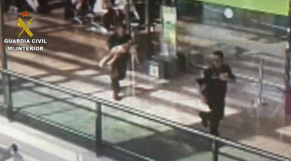 GUARDIA CIBVIL SALVA LA VIDA DE UN NIÑO EN aEROPUERTO aLICANTE3
