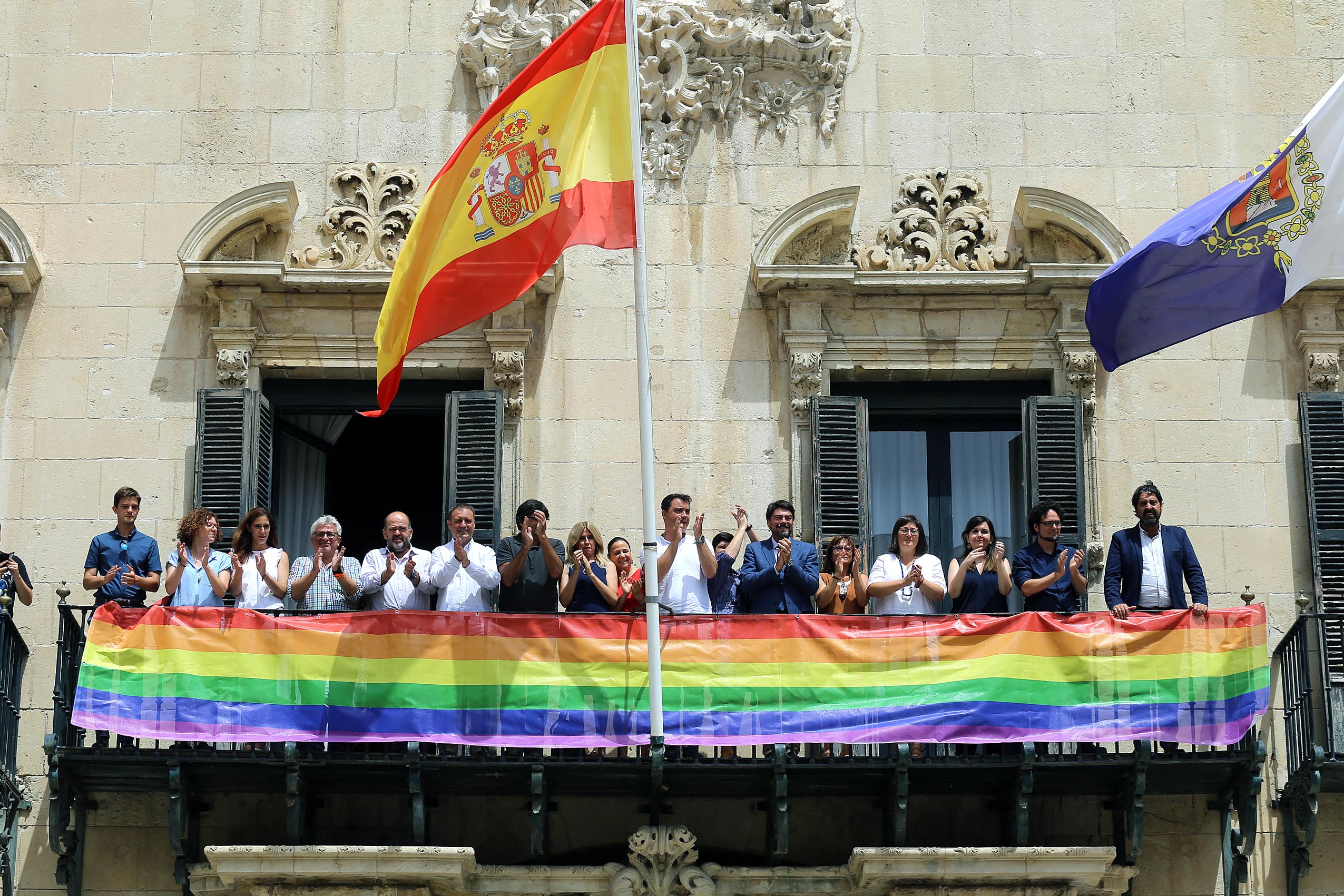 Bandera LGTBI Ayuntamiento Alicante (6).jpg