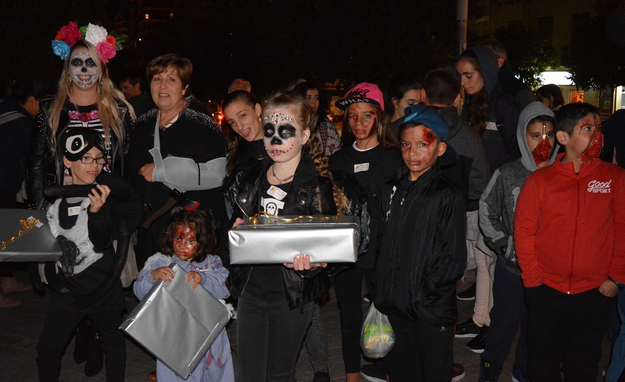 31 Oct 2018 Marisa Gayo, con disfraz, junto a pta María A Quereda y los niños premiados por sus disfraces F 82 -