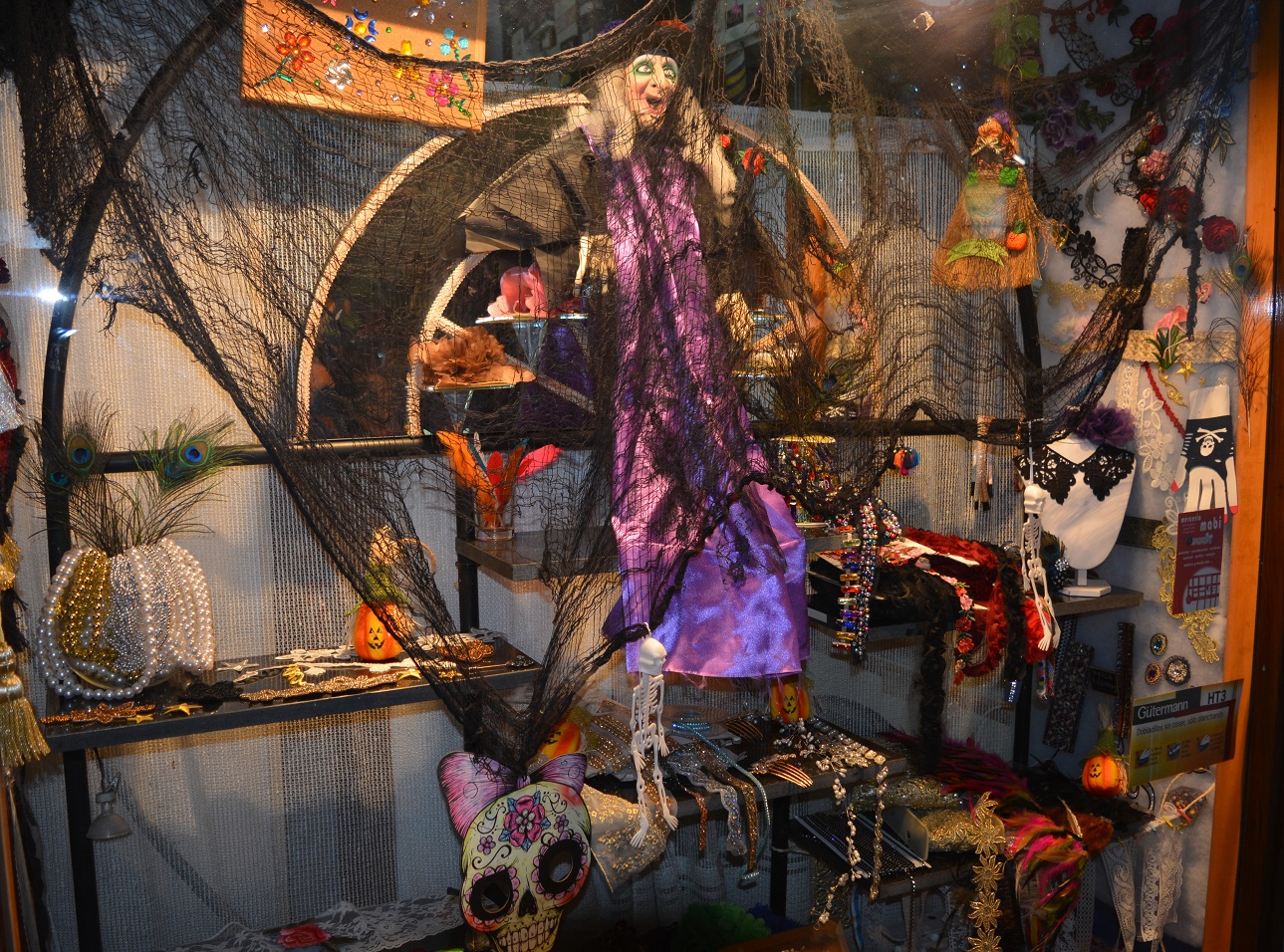 31 Oct 2018 Uno de los escaparates de Calle Quintana F 85.JPG