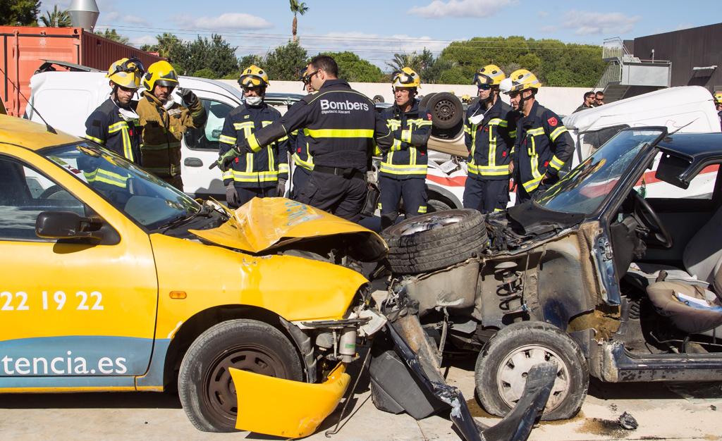 Bomberos maniobras rescate accidente tráfico coches carretera (4)