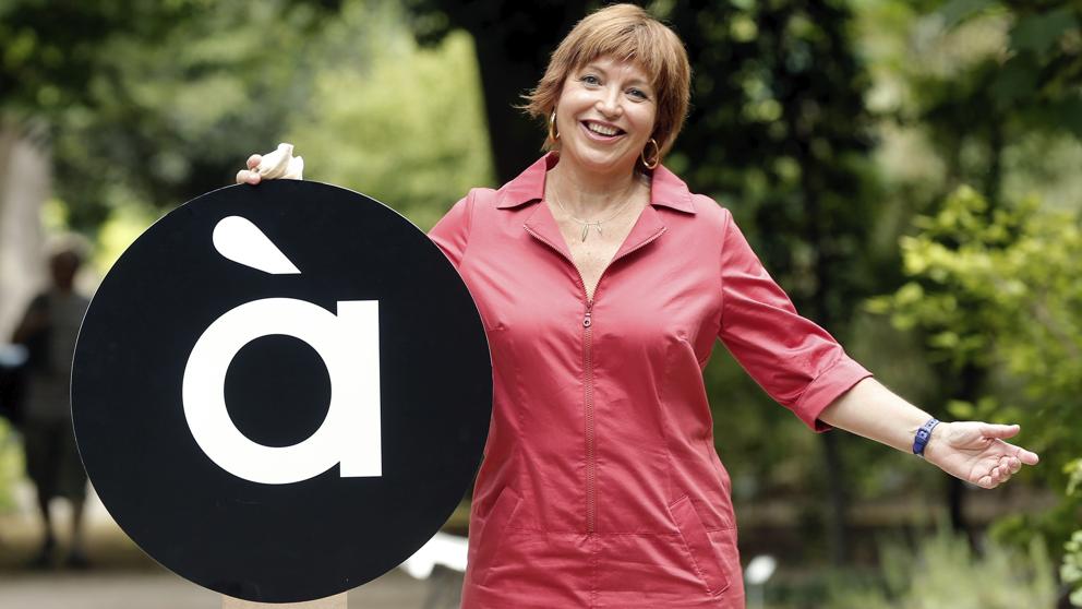 Directora con logotipo de A Punt Televisión valenciana
