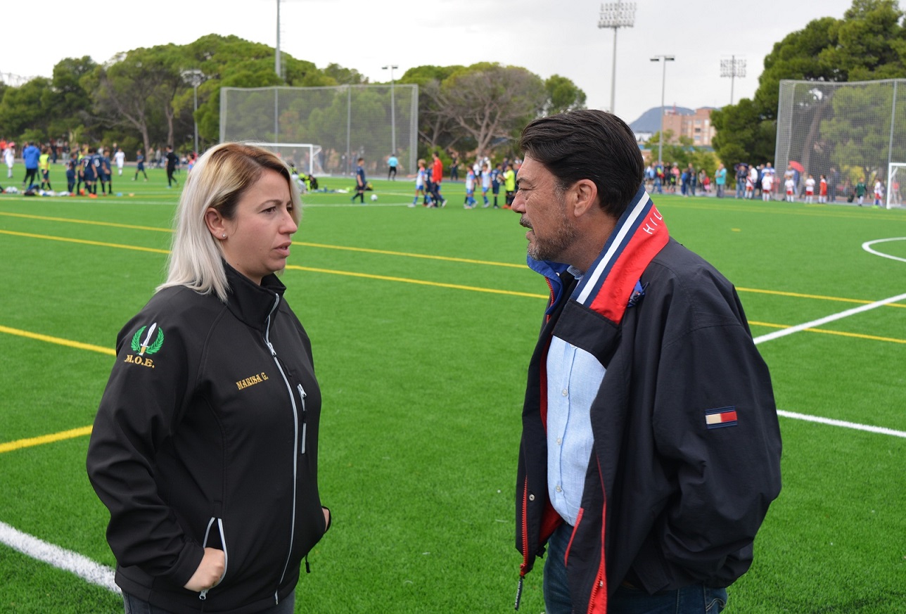 27 Oct 2018 Concejala Deportes y alcalde en el campo modernizado en antiguo Hipódromo F 97