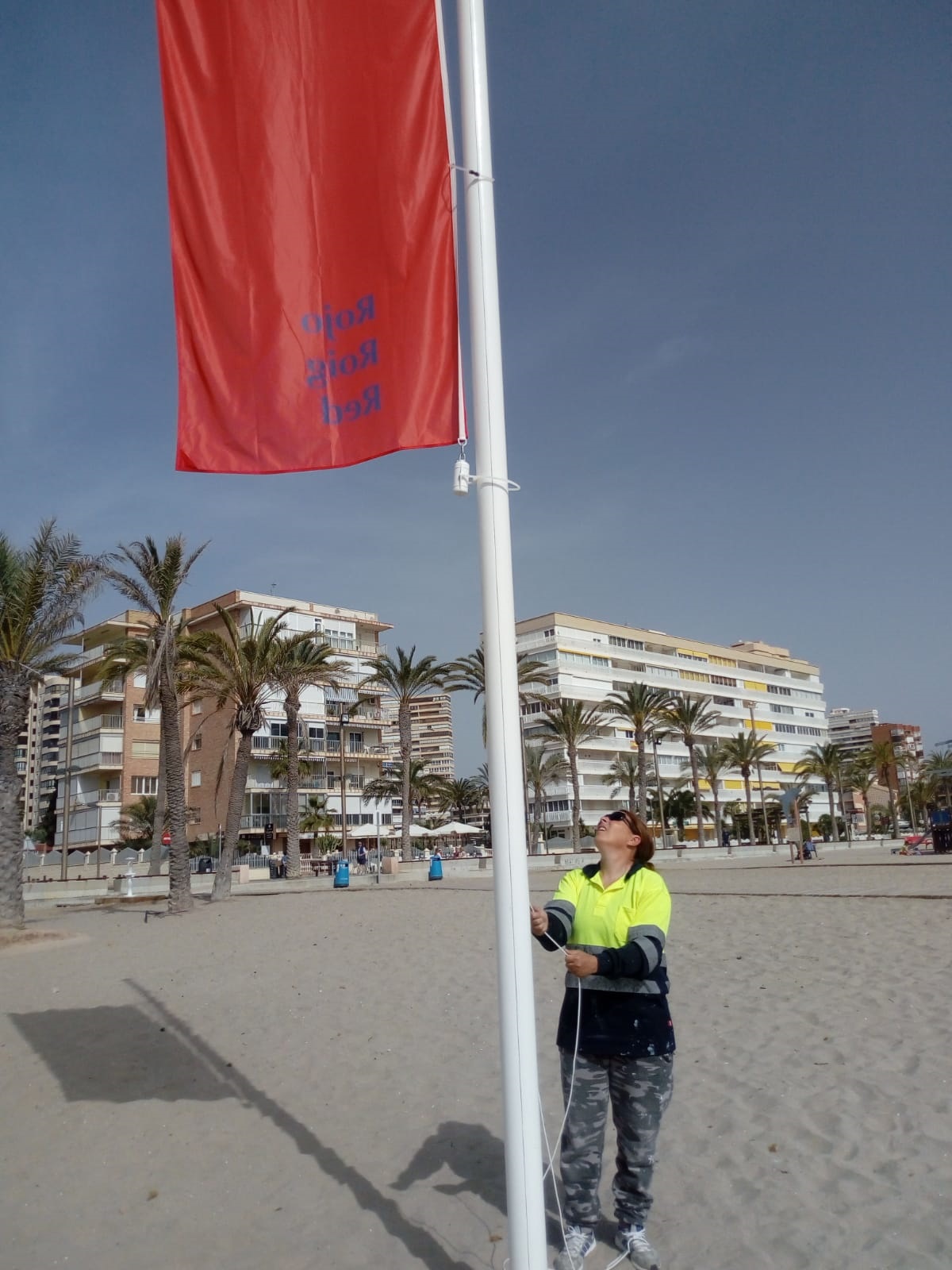 Mª Carmen de España playas Alicante medusas.jpg