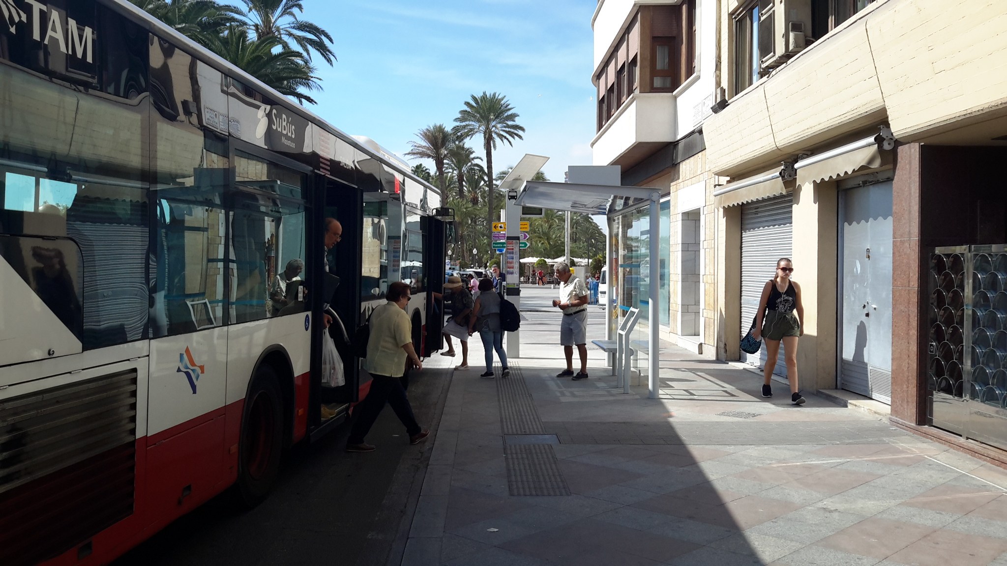 marquesinas en paradas de bus José Ramón González.jpg
