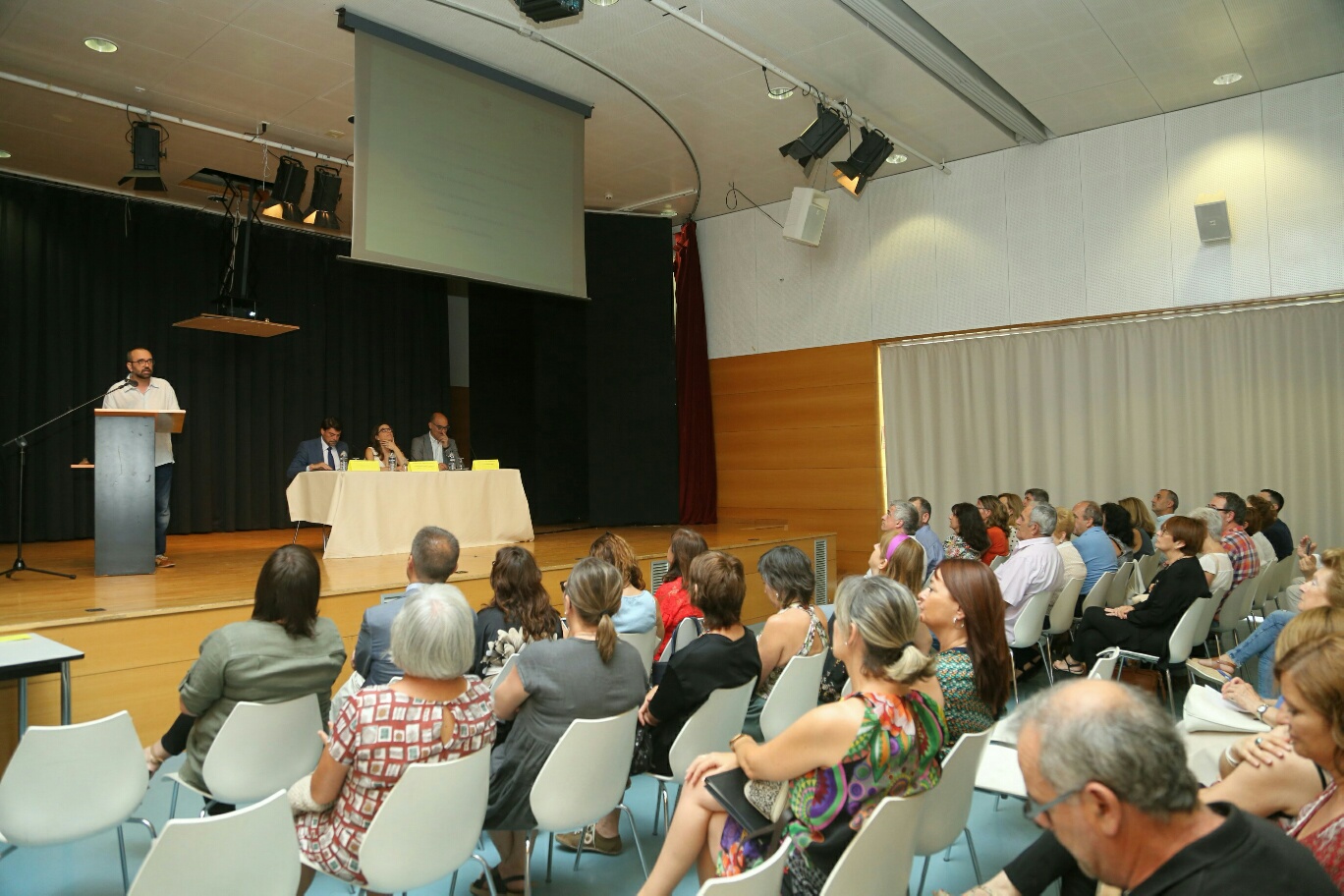 REUNIÓN SERVICIOS SOCIALES ALICANTE CONSELLERÍA MÓNICA OLTRA Y UA (2)