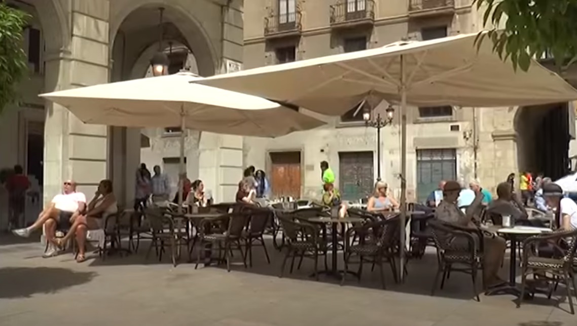 Foto de archivo de una terraza instalada en la Plaza del Ayuntamiento de Alicante / FOTO: 12TV