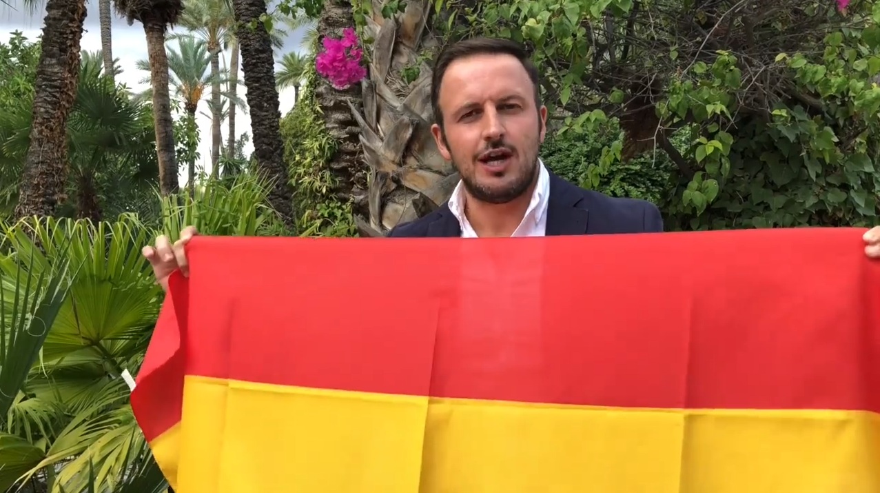 Pablo Ruz bandera de España 12 octubre2.jpg