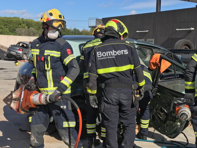Bomberos maniobras rescate accidente tráfico coches carretera (10)