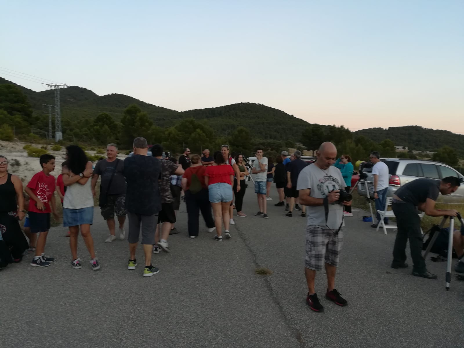 esperando pra observar por los telescopios