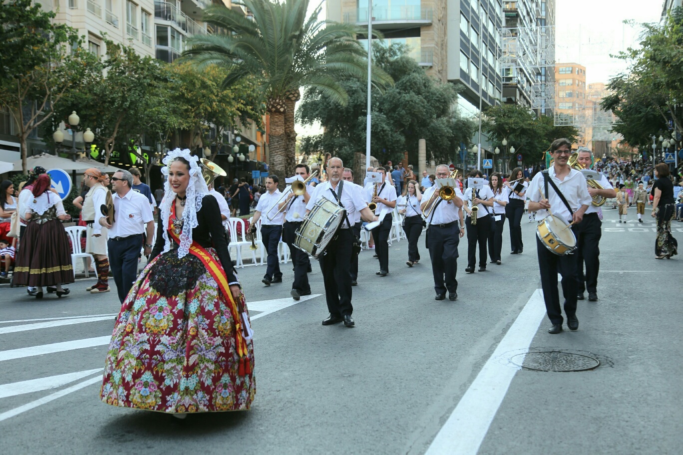 Entrada de Bandas Hogueras Alicante 2018 Luis Barcala (1)