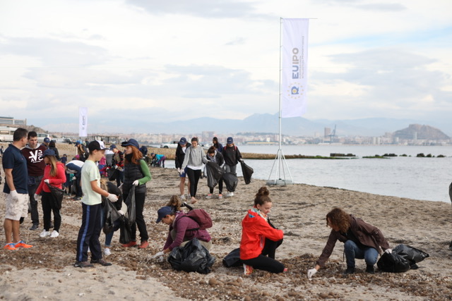 Jornada de limpieza en la Playa de Saladares Alicante (1)
