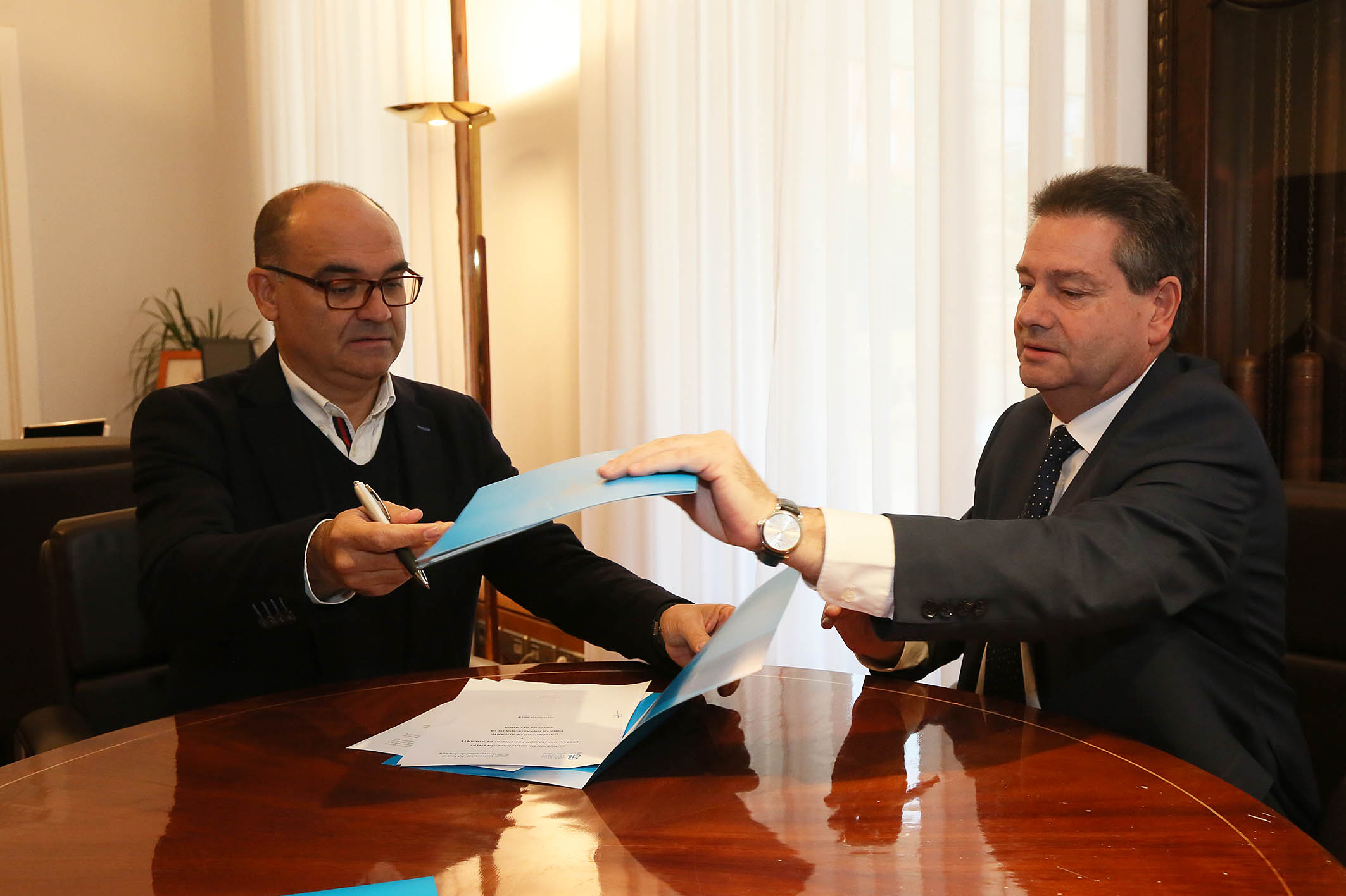 103018 firma catedra agua UA.jpg