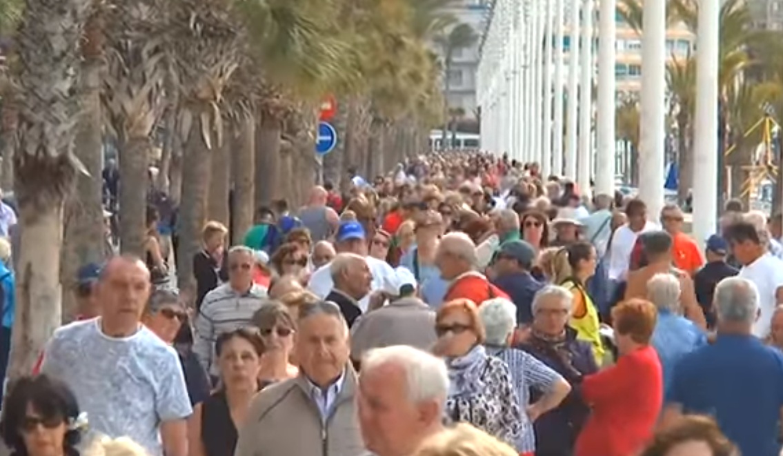 Benidorm turistas playa verano