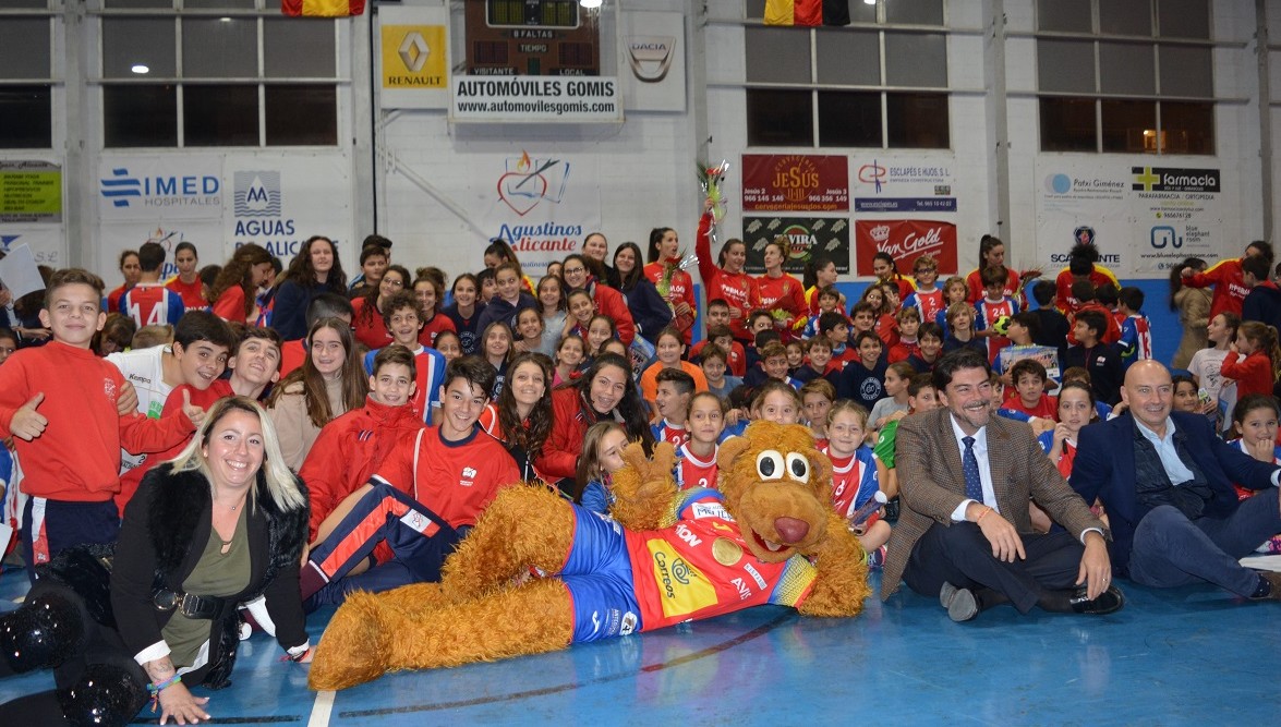 22 Nov 2018 15 F 32 Foto con mascota y selección.JPG