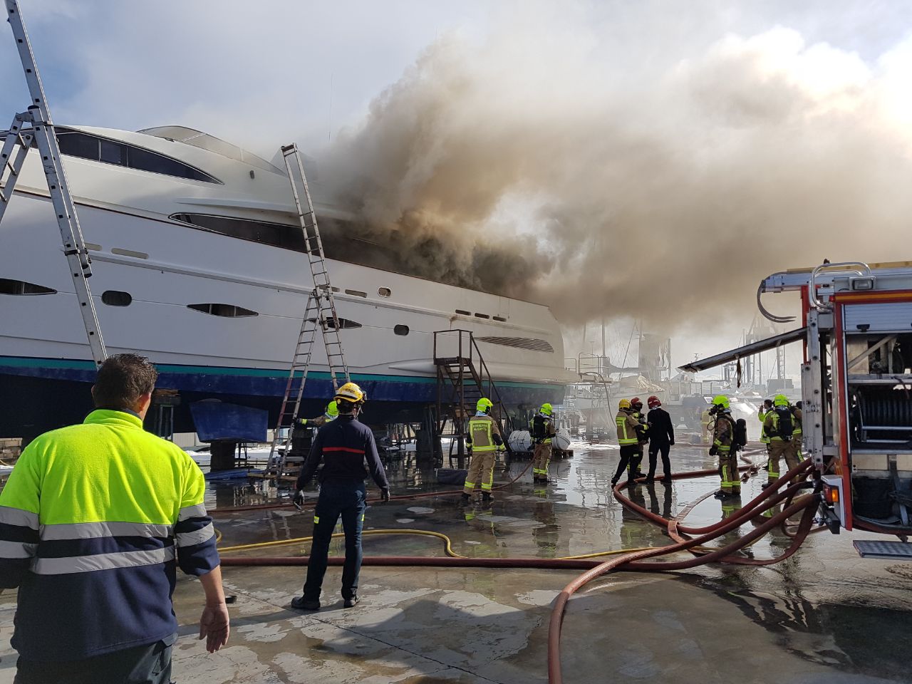 Incendio barco puerto Alicante (1)