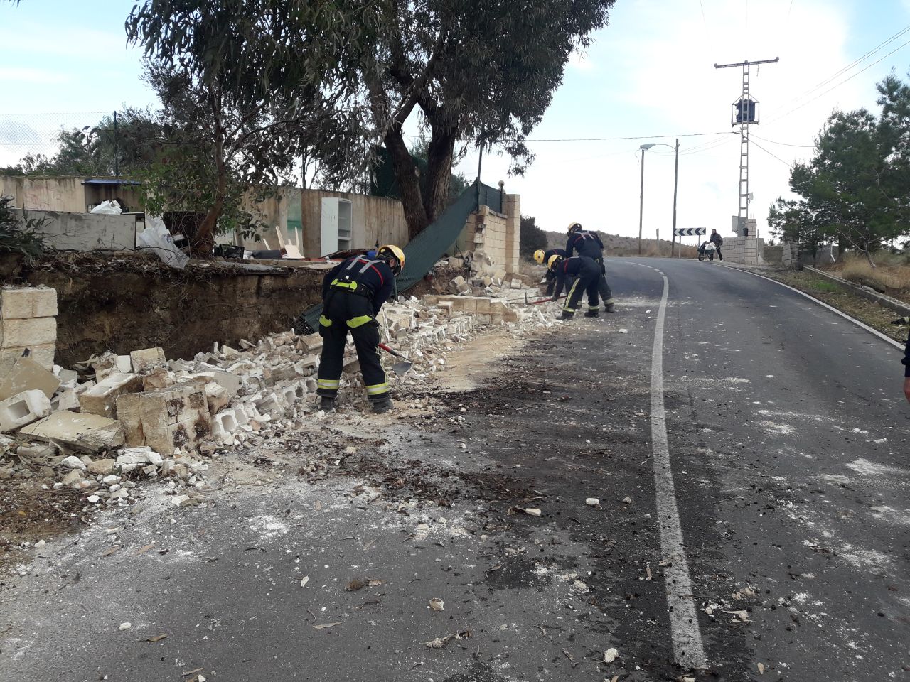 Bomberos Alicante viento derribo muro 2