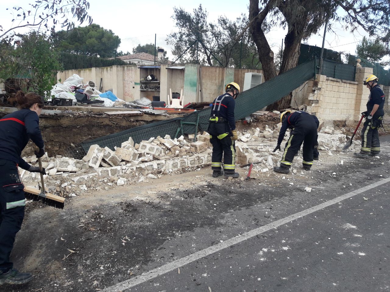 Bomberos Alicante viento derribo muro