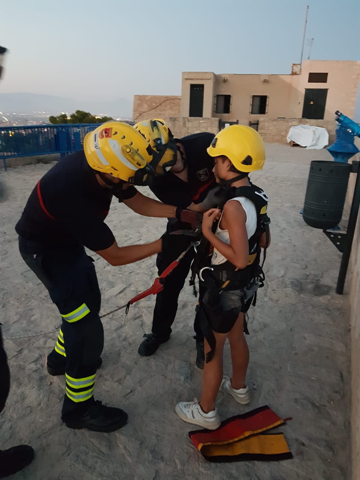 Bomberos rescate Castillo Alicante (1).jpg
