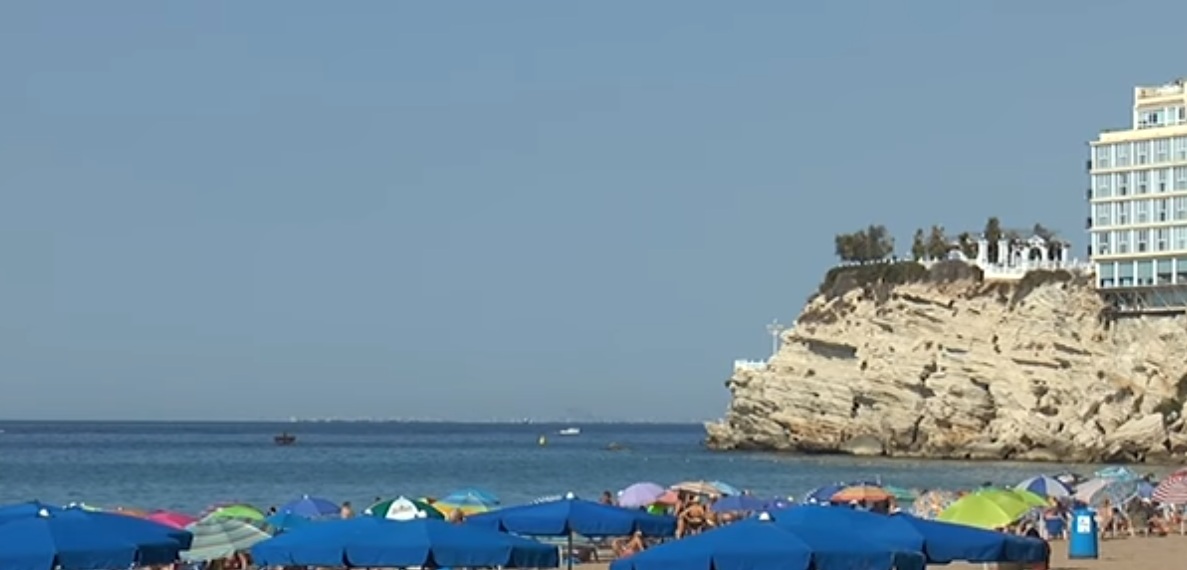 Benidorm turistas playa verano2