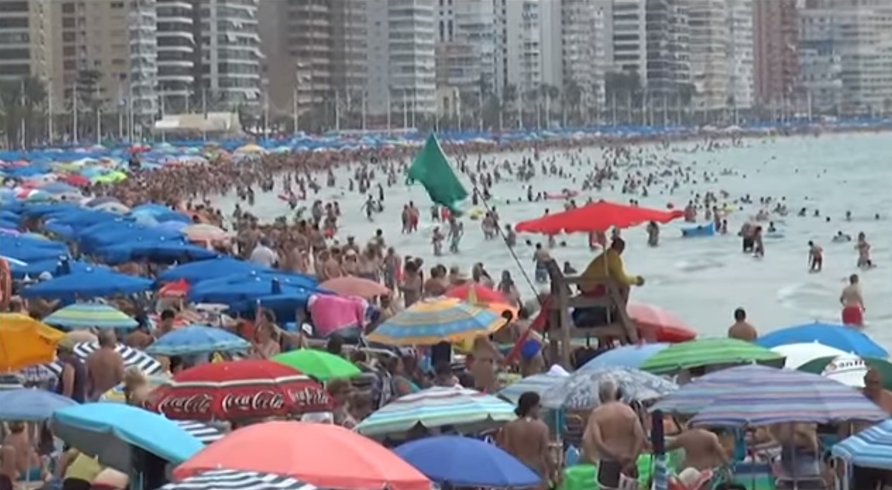 Benidorm turistas playa verano3.jpg