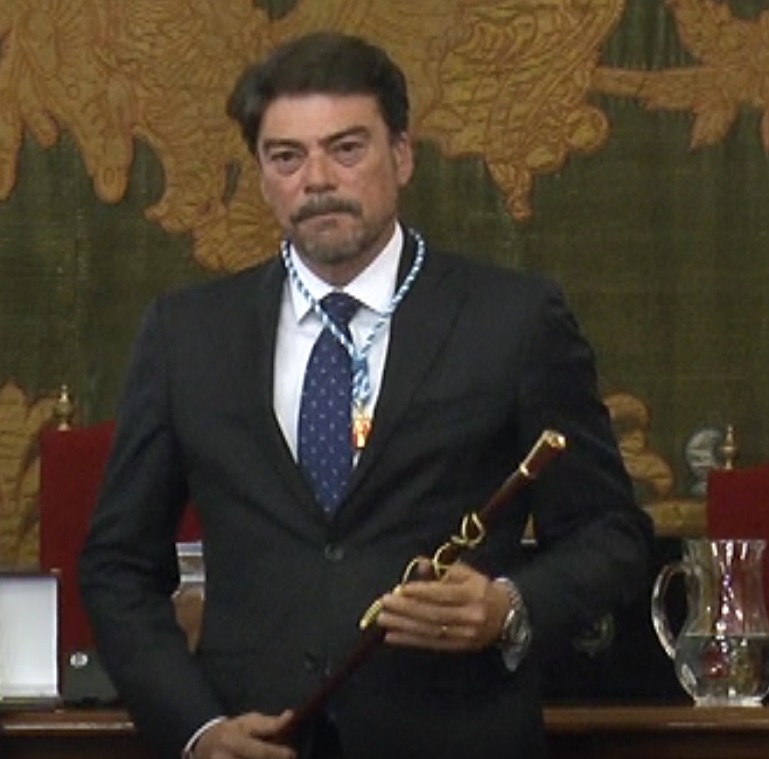 Luis Barcala VARA DE MANDO ALICANTE.jpg