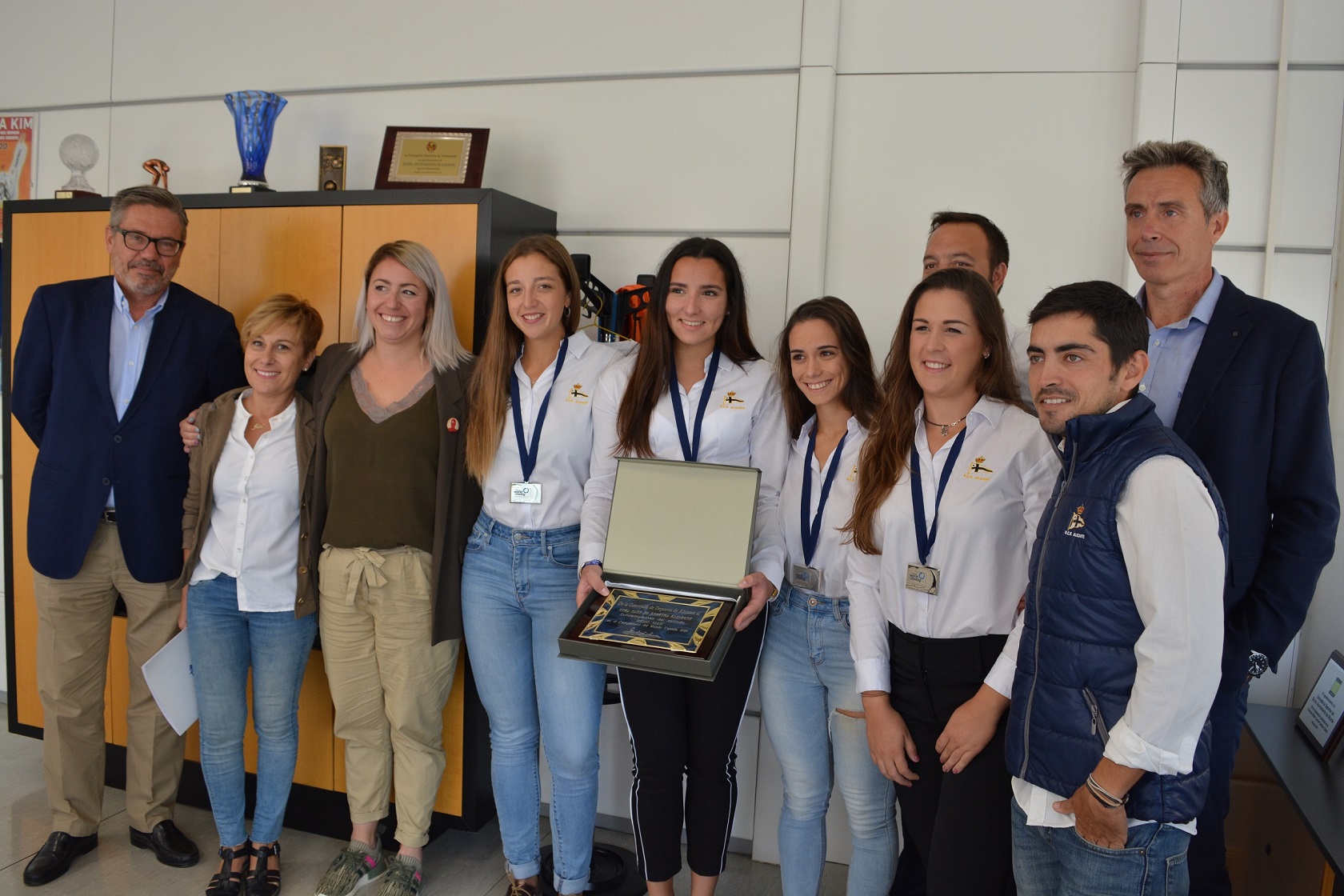 17 Oct 2018 Marisa Gayo con subcampeonas mundo y directivos Club Regatas F 86.JPG