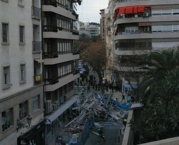 foto derrumbe ANDAMIO ALICANTE 2