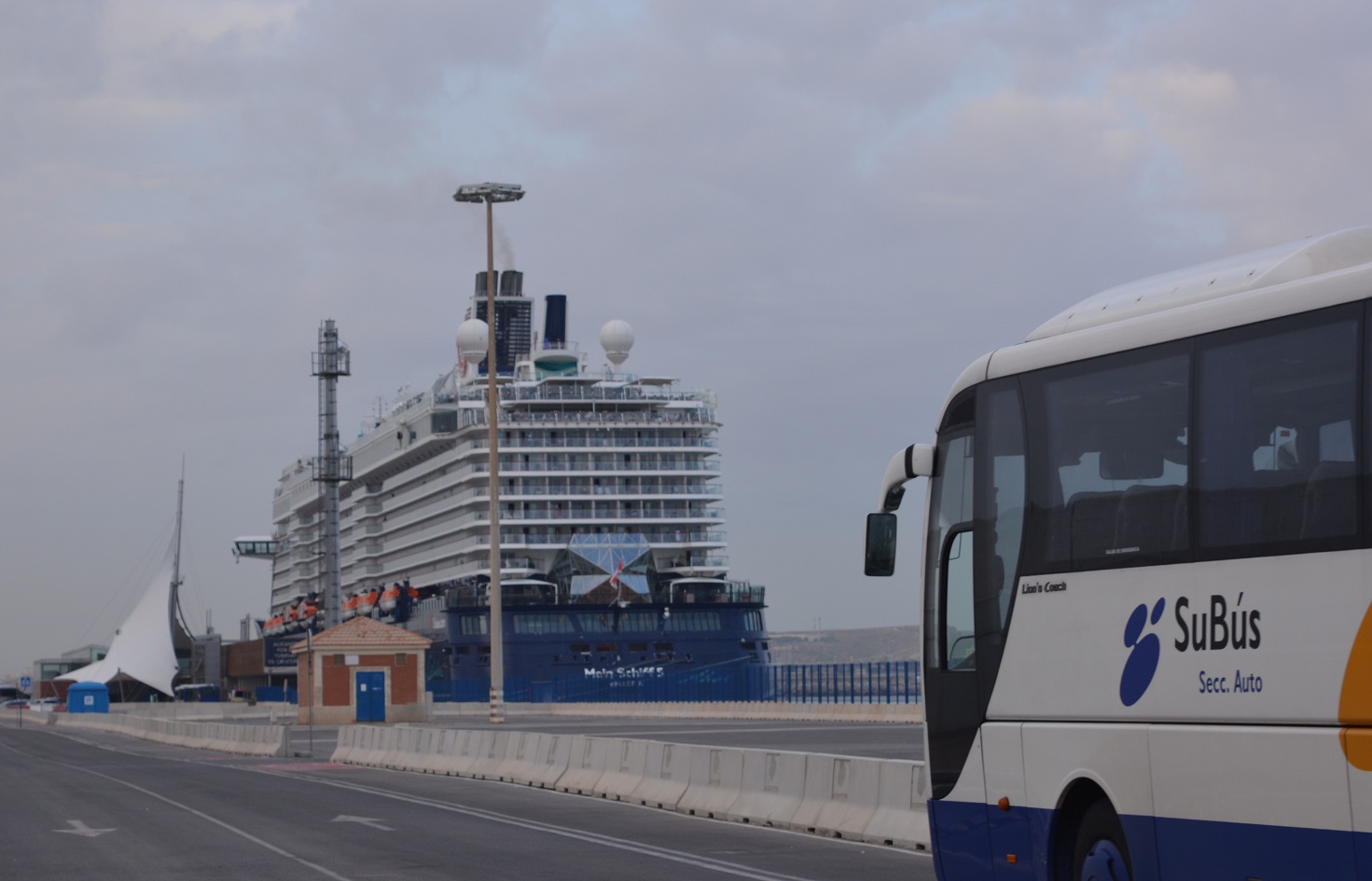 12 Sept 2018 Los autobuses se acercan al crucero Mein Schiff 5 a recoger viajeros F 37.JPG