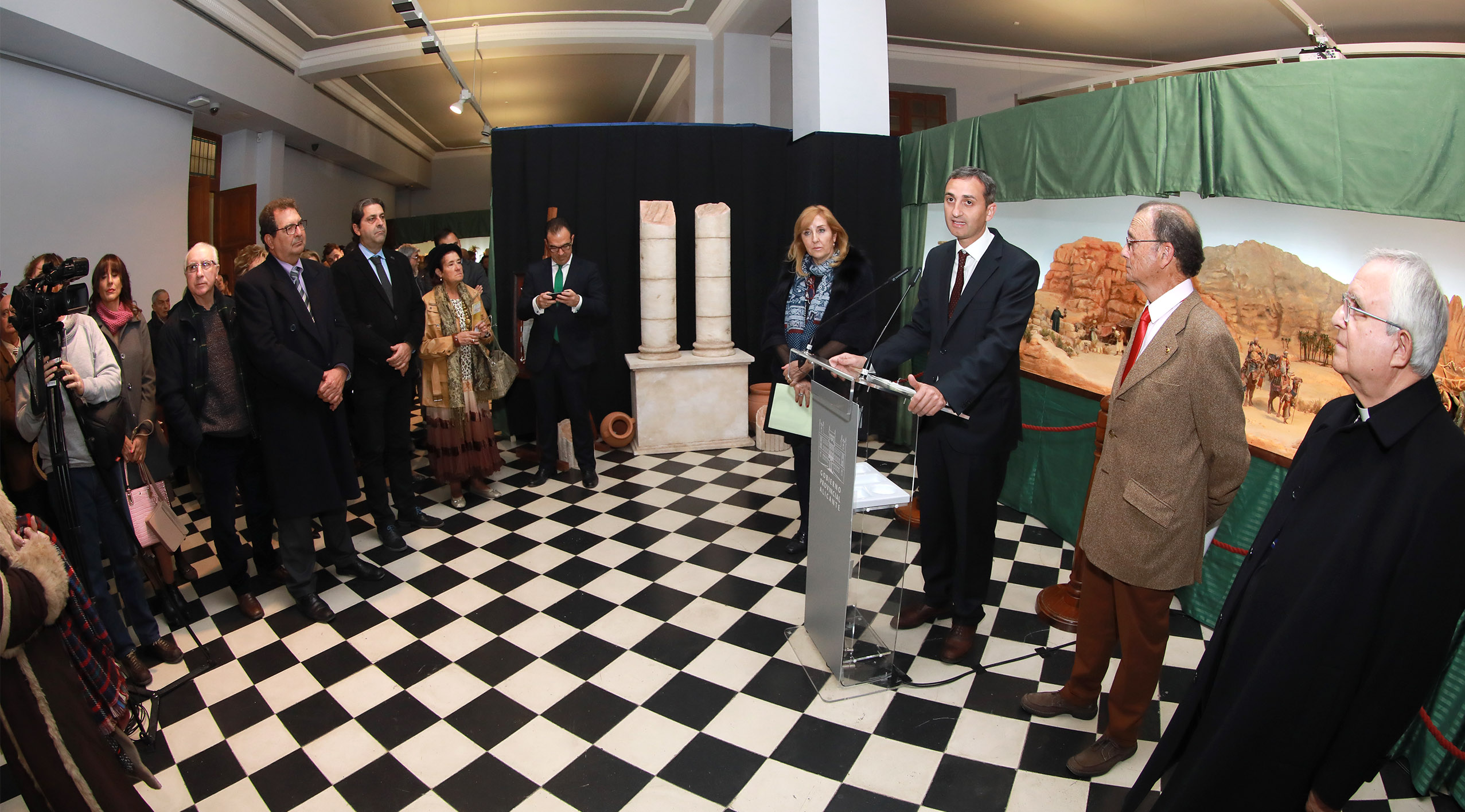 El presidente inaugura la exposición de belenes en el Palacio Provincial 1