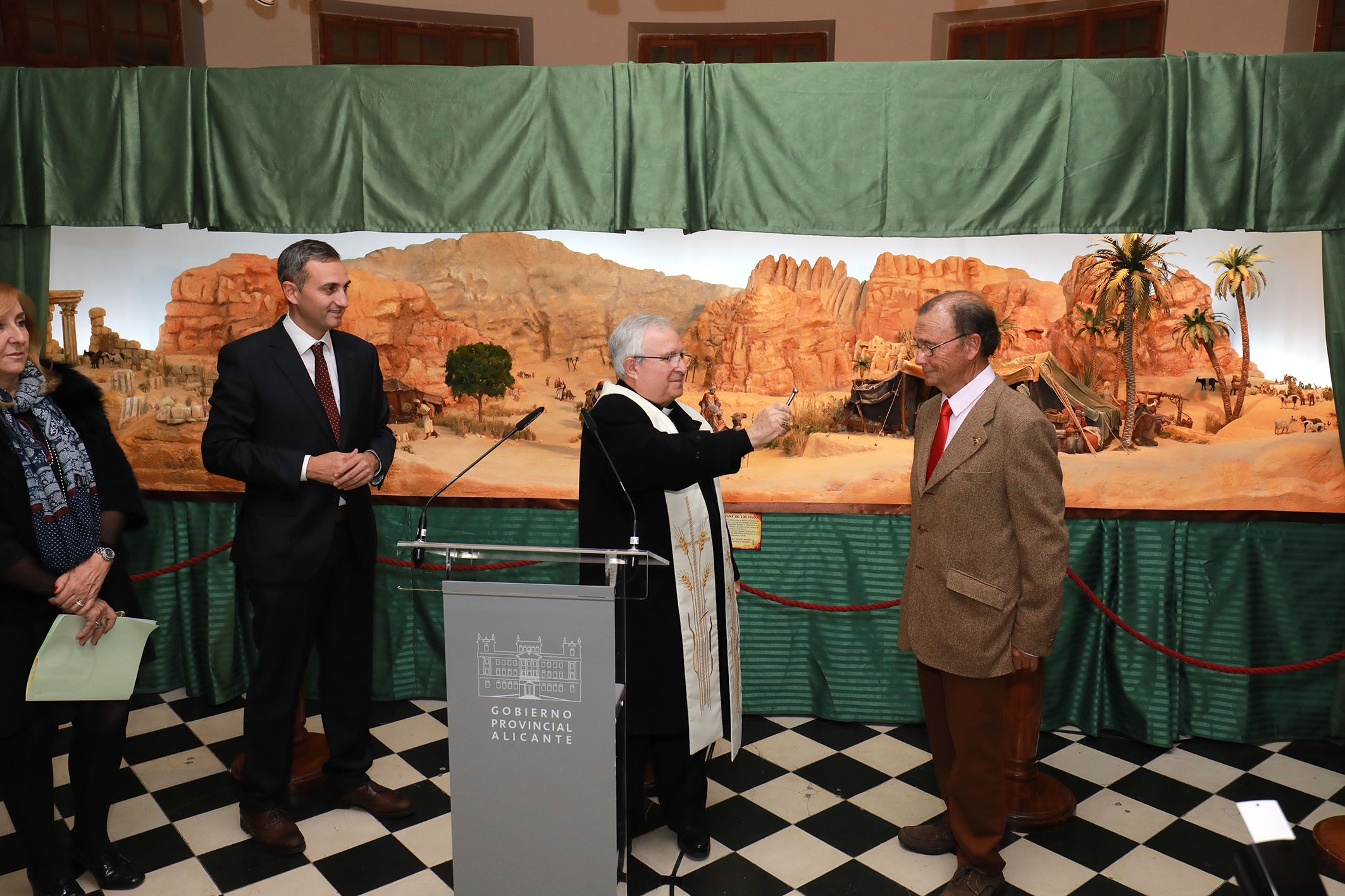 El presidente inaugura la exposición de belenes en el Palacio Provincial 2