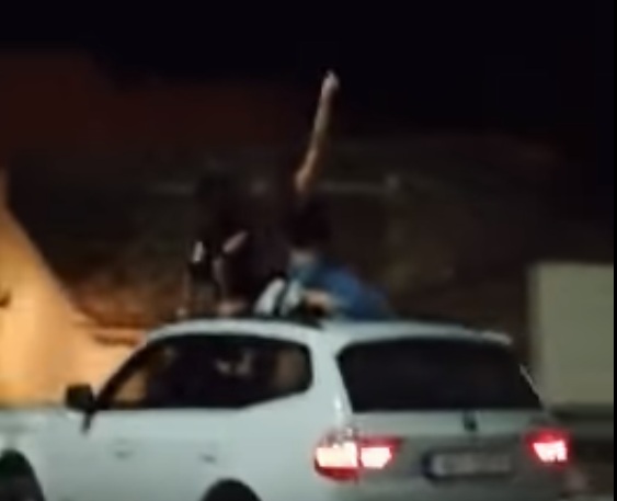 chicas bailando en coche en marcha Jávea