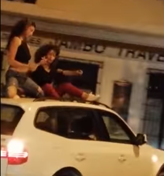 chicas bailando en coche en marcha Jávea2